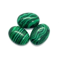 Detailopname van drie gepolijste groene malachiet cabochons met natuurlijke golfpatronen - 6X8mm / Malachiet