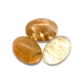 Vue macro de trois cabochons en quartz rutilé doré de forme ovale avec aiguilles naturelles - 6X8mm / Pastèque Thé