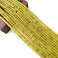 Macro-opname van 2x4mm geelgroene opaal kralen op houten dienblad voor DIY sieraden - 2x4mm / Citroen Jade