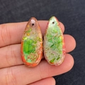 Coppia di ciondoli a goccia in pietra imperiale con motivi verdi e arancioni vivaci - Texture Maculata Verde e Arancione (N. 6) / 15x23mm