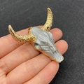 Ciondolo teschio di toro con corna dorate e finitura argento opaco per gioielli fai da te - Stile Bicolore Oro e Argento (No.7)
