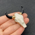 Ciondolo teschio di toro bianco e oro con corna nere per creazione gioielli DIY - Stile Osso Bianco e Corno Nero Bordo Oro (No.9)