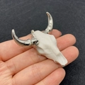 Ciondolo a testa di toro bianco con corna argentate per la creazione di gioielli - Stile Contrasto Osso Bianco e Corno d'Argento (No.11)