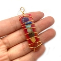 Pendentif rectangle en agate rouge avec fil d'or rose et sept pierres de chakra - Rouge