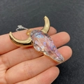 Ciondolo teschio di toro iridescente con corna dorate e finitura colorata AB - Stile Trasparente Cangiante Bordo Oro (No.18)