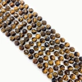 Makro-Detail von facettierten Tigerauge-Edelsteinperlen für DIY-Schmuckherstellung und Handwerk - 8mm / Tigerauge