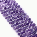 Vista macro di perle di ametista viola sfaccettate che mostrano trame e lucentezza - Ametista