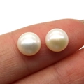 Natürliche weiße Süßwasserperlen auf Fingerspitzen zur Darstellung von Größe und Glanz - 2-2,5 mm (0,5 g/Paar) / Weiß