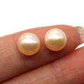 Zwei cremefarbene Süßwasserperlen mit Spiegelglanz auf den Fingerspitzen - 2-2,5 mm (0,5 g/Paar) / Gelb