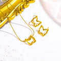 Hohles Schmetterling-Halsketten- und Ohrring-Schmuckset auf eleganter weißer Seide - 18K-Gold / Goldfarbenes Schmetterling-Set