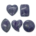 Set mit fünf violetten Natursteinanhängern in verschiedenen Formen für DIY-Schmuck - 016 Charoit Set