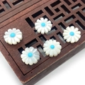 Detalle macro de cuentas de margarita de concha blanca con centro azul en base de madera - Estilo Centro Azul (N.º 5)