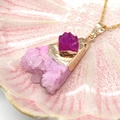 Irregulärer natürlicher Kristallanhänger in Pink und Lila mit eleganter Vergoldung - Hellrosa-Violett und Magenta