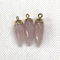 Macro-opname van gefacetteerde roze kwartshangers met gouden lussen voor DIY-sieraden - Rozenkwarts