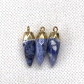 Drie kogelvormige blauwe sodaliet natuursteen hangers met gouden metalen kapjes - Blauwe spotsteen