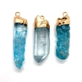 Nahaufnahme von drei hellblauen Kristallanhängern mit eleganten Goldmetallkappen - Durchscheinende Unregelmäßige Form / Hellblau (Nr.3)