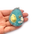 Pendentif goutte d'eau avec coquillages et cristaux bleus montrant la taille réelle - Bleu clair