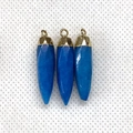Drie donkerblauwe gefacetteerde natuurstenen hangers met gouden metalen kapjes - Diepblauwe Steen (Nr.11)