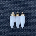 Drie rozenkwarts prisma hangers met gouden kappen voor het maken van sieraden - Witte Jade