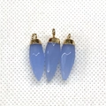 Drie lichtblauwe doorschijnende natuursteen bullet hangers met gouden metalen kapjes - Synthetische Aquamarijn