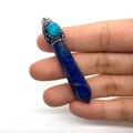 Lapis Lazuli Hexagonalanhänger mit Türkis-Inlay und schwarzer Kristall-Metallkappe - Lapislazuli (10x59mm)