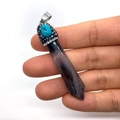 Sechseckiger Amethyst-Anhänger mit silberner Kappe und Türkis-Inlay-Detail - Amethyst (10x59mm)