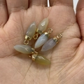 Miniatuur gefacetteerde steenhangers in diverse kleuren met gouden metalen kapjes - Topaas