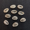 Κοχύλια cowrie με λεοπάρ σχέδιο και καφέ κηλίδες για κατασκευή κοσμημάτων DIY - Μέγεθος 26 / 20 Τεμάχια/Συσκευασία