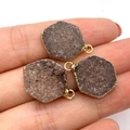 Drei sechseckige Druzy-Steinanhänger in Dunkellila mit vergoldetem Metallrand - 15x22mm / US 3