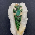 Colgante de punta de flecha en piedra natural con drusa verde y borde dorado - 30x73mm / N.º 1 (ai-Textura Verde Negro)