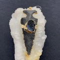 Colgante de punta de flecha en piedra con drusa azul y bordes dorados en cristal blanco - 30x73mm / N.º 2 (ai-Drusa Gris Oscuro Azul)