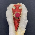 Colgante punta de flecha de resina roja con marco dorado y piedra druzy rosa - 30x73mm / N.º 3 (ai-Drusa Rojo Rosa Púrpura)