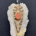 Pijlpunt hanger met wit marmeren textuur en oranje kristal in een gouden zetting - 30x73mm / Nr. 7 (ai-Bruin Wit Oranje Druzy)