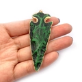 Colgante de flecha con textura de piedra verde y negra y marco dorado en la mano - No.1 Estilo de Textura Verde Esmeralda Negro