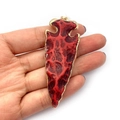 Colgante de resina rojo oscuro con borde dorado, sostenido en la mano para tamaño - No.2 Estilo de Textura Rojo Profundo