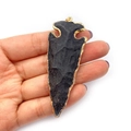 Colgante de flecha de piedra negra con bordes chapados en oro sostenido a mano - No.4 Estilo de Textura Mineral Negro