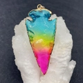 Colgante de piedra natural con forma de flecha, degradado arcoíris y borde de oro - 20x35mm / N.º 1 (Arcoiris)