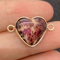 Vue détaillée d'un pendentif en pierre impériale en forme de cœur doré - Style Marbré Violet-Rose-Brun (No.12)