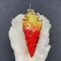 Colgante con forma de flecha en piedra natural degradado naranja con borde dorado - 20x35mm / No.2 Degradado Rojo-Amarillo
