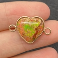Gros plan d'un pendentif en pierre colorée en forme de cœur avec bordure en métal doré - Style Entrelacé Vert-Orange-Rouge (No.14)