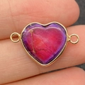 Vue macro du connecteur cœur en pierre violette et rose avec bordure dorée pour bijoux - Style Dégradé Violet-Rose (No.20)