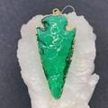 Pendentif pointe de flèche en pierre naturelle verte avec bords dorés pour bijoux DIY - N° 6 (Vert Foncé)