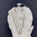 Pendentif pointe de flèche en cristal naturel avec bordure argentée et fermoir métal - N° 9 (Argent Clair)