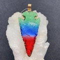 Pendentif pointe de flèche en pierre naturelle avec dégradé vert-bleu-rouge doré - N° 4 (Dégradé Vert-Bleu-Rouge)
