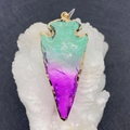 Pendentif flèche en pierre naturelle avec dégradé violet vert et bord doré - N° 3 (Dégradé Vert-Violet)