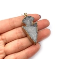 Colgante punta de flecha de cristal gris con borde chapado en oro y enganche de metal - Punta de flecha Druzy gris (No.3)