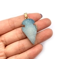 Colgante de cuarzo druzy en forma de flecha con degradado azul y borde dorado - Punta de flecha Druzy azul claro (No.4)