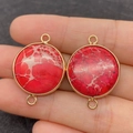 Pendentif rond plat en pierre impériale rouge avec monture dorée et double boucle - Texture Maille Rouge (N° 5)