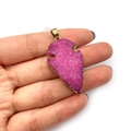 Colgante de piedra natural en forma de flecha magenta con un borde de acabado metálico dorado - Punta de flecha Druzy púrpura rosa (No.7)