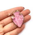 Colgante de punta de flecha en cuarzo druzy rosa con borde dorado en mano - Punta de flecha Druzy rosa (No.8)